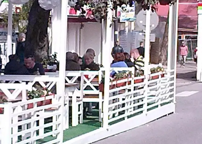 Ferienhaus Charmantes Haus 100m Vom Entfernt Fuer 6 Personen By Interhome